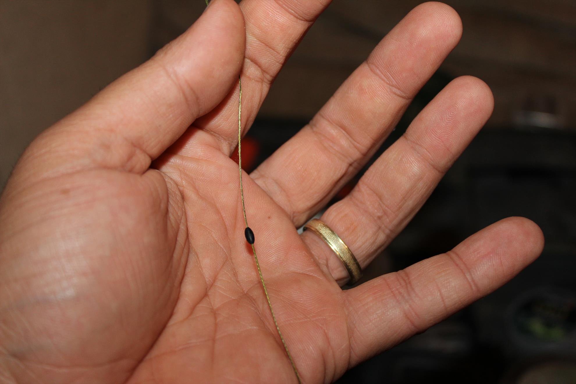 O montura de vara.. - Se trage un opritor pe firul decojit